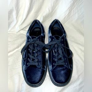 Vince Vintage Blue Velvet tie up walking shoes.